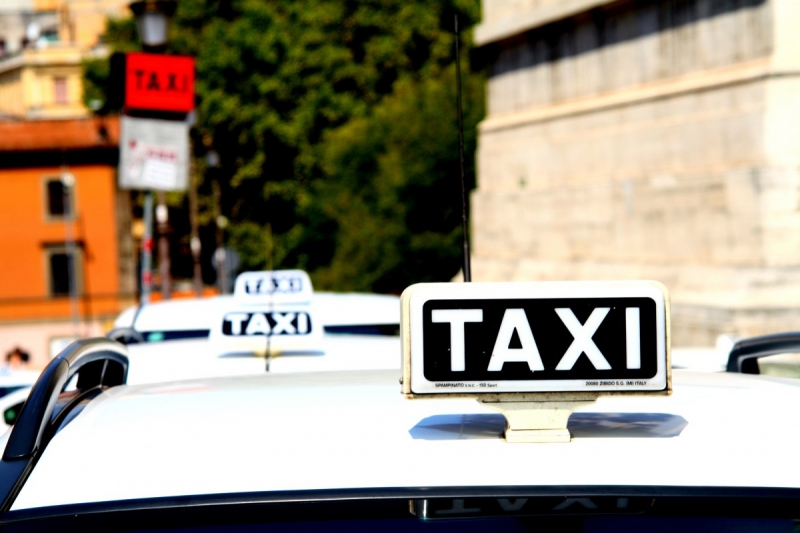 taxis-LA CRAU-min_taxi_auto_rome_road_white-1051610